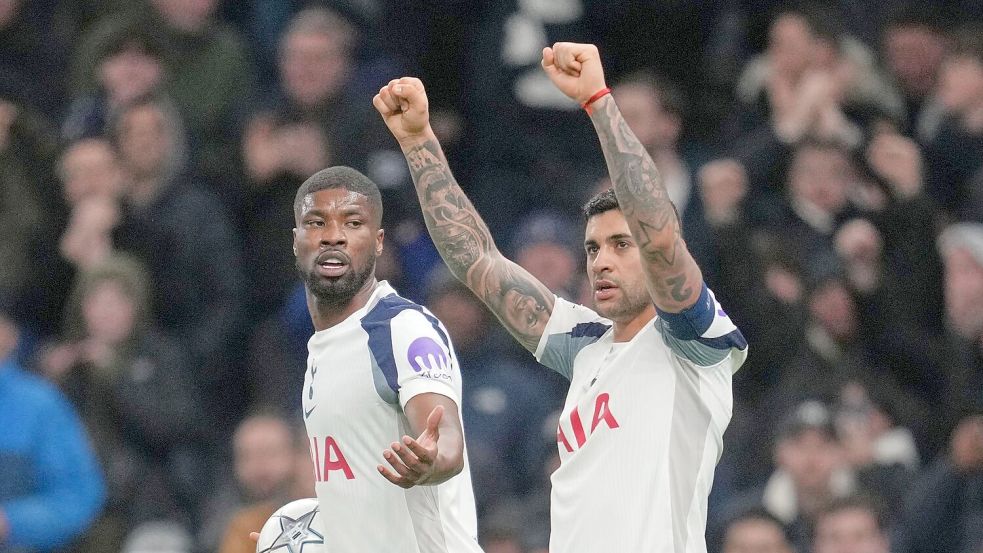 Weltmeister Romero (r) brachte die Gastgeber in Führung. Foto: Kin Cheung/AP/dpa