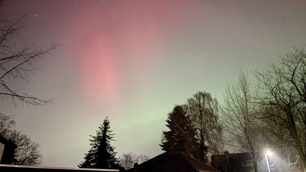 Auf dem Festland in Leer leuchtet der Himmel ebenfalls in bunten Farben. Foto: Jonas Bothe