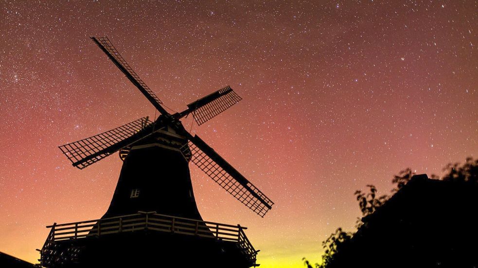 Die Polarlichter leuchten auch über Westerholt. Foto: Wiebke Langebeck