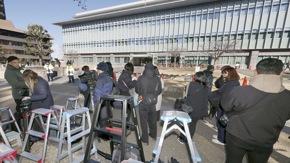 Zur Urteilsverkündung hatten sich Hunderte Menschen angestellt, um einen der 31 öffentlichen Plätze im Gerichtssaal zu ergattern. Foto: Uncredited/kyodo/dpa