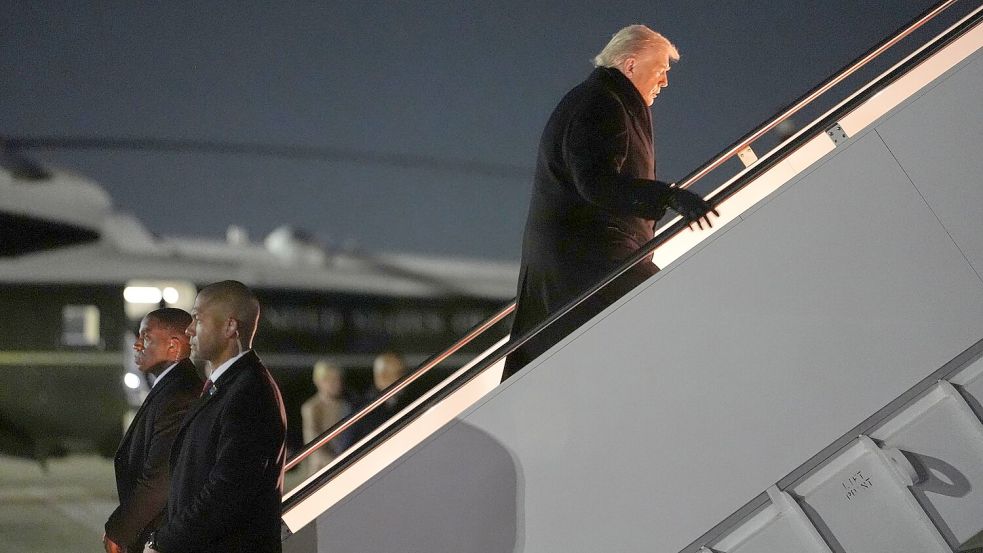 Trump setzte die Reise mit der kleineren Air Force One – eine Boeing 757 – nach Zürich fort. Foto: Evan Vucci/AP/dpa