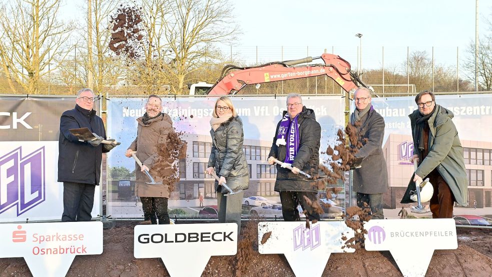 Gemeinschaftlicher Spatenstich zum neuen Funktionsgebäude des Trainingszentrums des VfL Osnabrück: André Schüller (stellvertretender Vorstandsvorsitzender Sparkasse Osnabrück), Oliver Büscher-Brach (Osnabrücker Geschäftsstellenleiter Firma Goldbeck), Katharina Pötter (Oberbürgermeisterin Osnabrück), Holger Elixmann (Präsident VfL Osnabrück), Henry Walkenhorst (Brückenpfeiler e.G.) und Michael Welling (Geschäftsführer VfL Osnabrück). Foto: Helmut Kemme