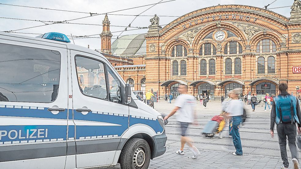 Eine zunächst friedliche Demonstration auf dem Bremer Marktplatz eskalierte schließlich am Hauptbahnhof. Foto: Sina Schuldt / dpa