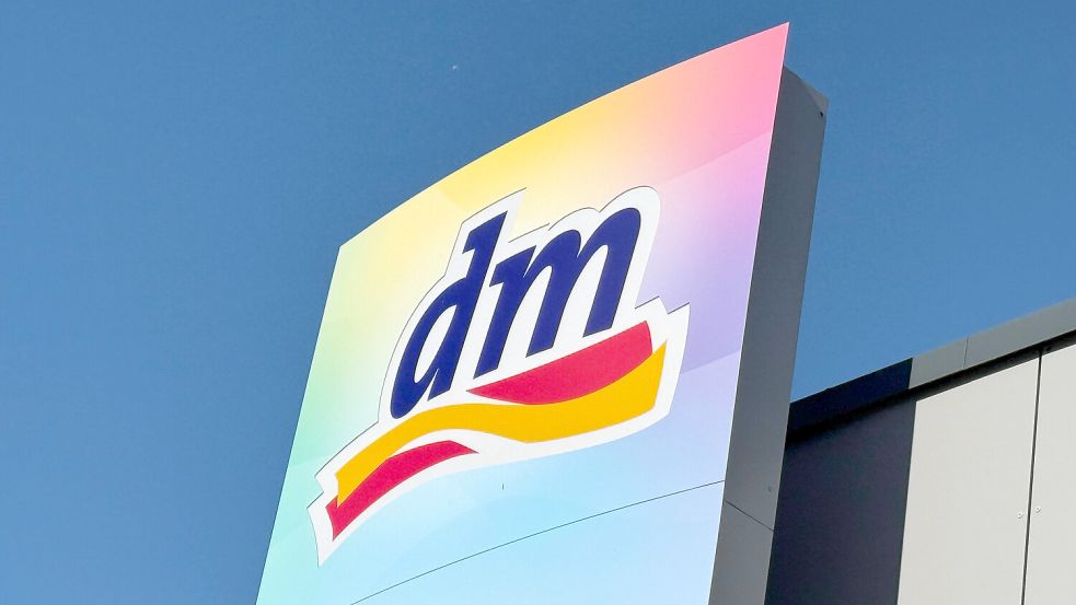 Der Drogeriemarkt hat bestimmte Netzteile zurückgerufen. Foto: IMAGO/mix1