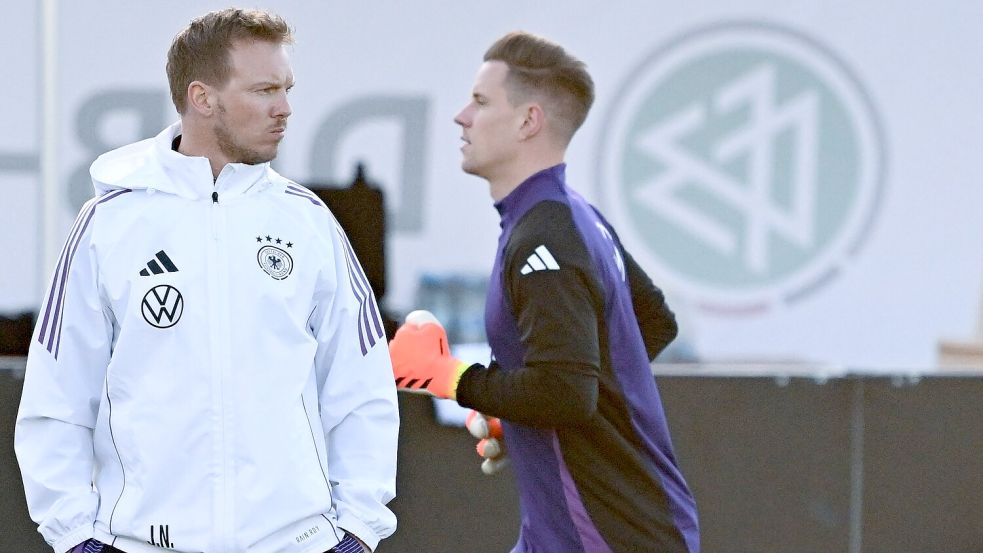 Bundestrainer Nagelsmann (l.) hat klare Forderungen an ter Stegen (r.). (Archivbild) Foto: Arne Dedert