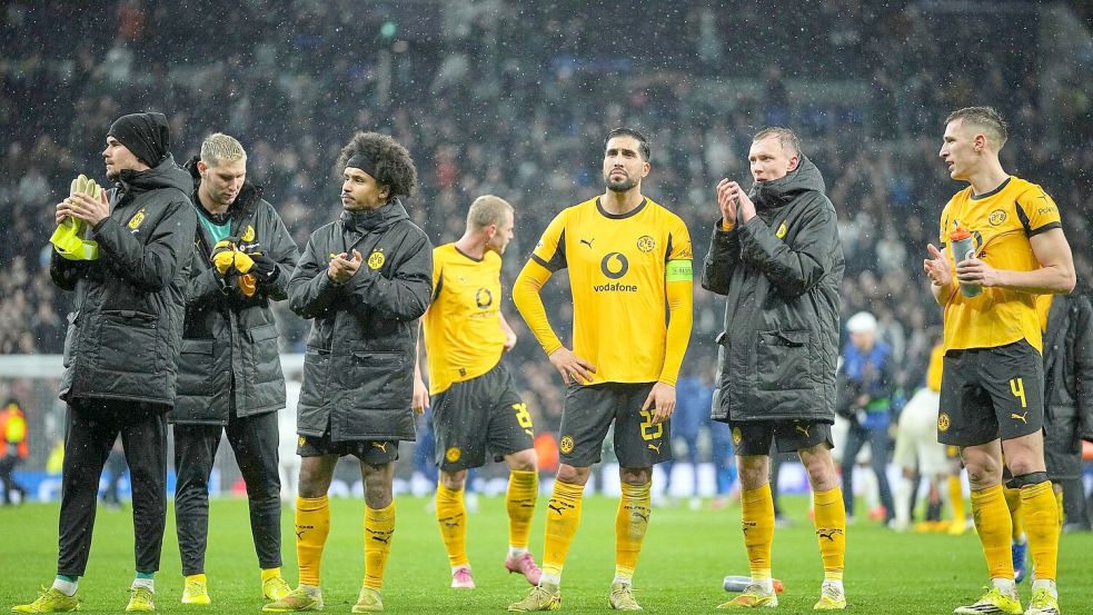 Kalte Dusche: Im verregneten London kassierte Borussia Dortmund eine verdiente Niederlage bei Tottenham Hotspur. Foto: Kin Cheung/AP/dpa