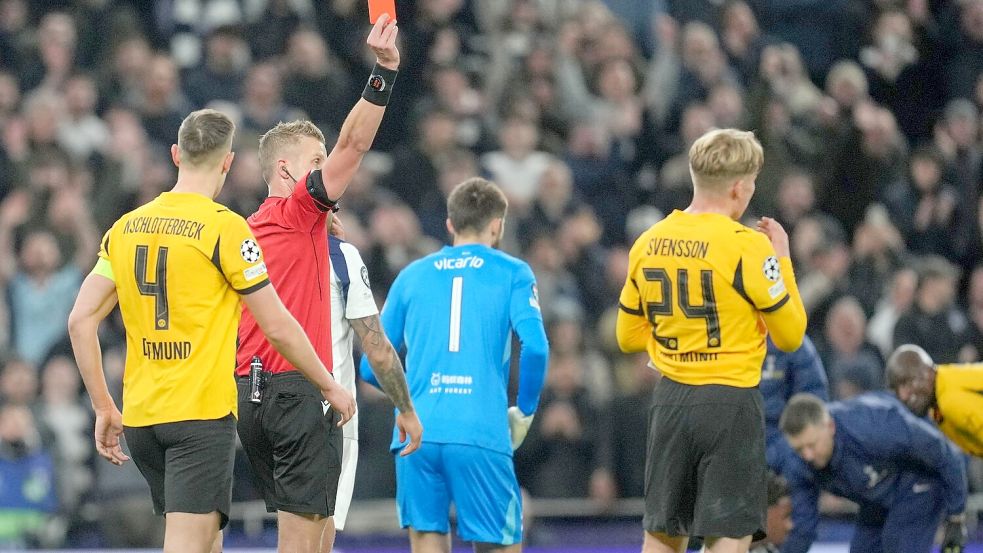 Die Rote Karte gegen Daniel Svensson ließ Trainer Niko Kovac nicht als Entschuldigung gelten. Foto: Kin Cheung/AP/dpa