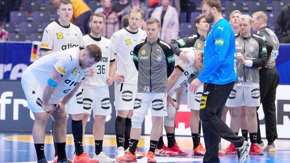 Pure Enttäuschung: Das DHB-Team nach der WM-Pleite gegen Portugal vor einem Jahr. (Archivbild) Foto: Soeren Stache