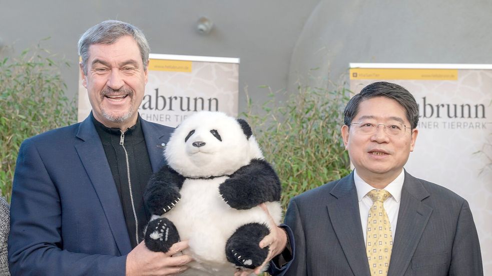 Der chinesische Botschafter Deng Hongbo spricht von einer Vertiefung der Beziehungen seines Landes zu Bayern. Foto: Peter Kneffel/dpa