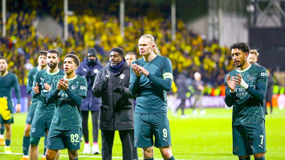 Kein Grund zur Freude: Erling Haaland (M) blamierte sich mit Manchester in seiner Heimat. Foto: Mats Torbergsen/NTB/dpa