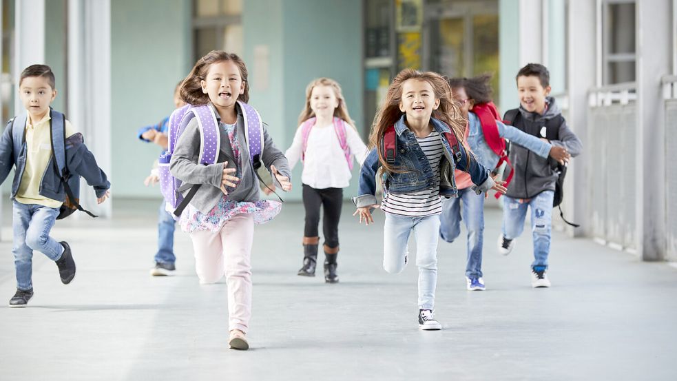 Für ihre Kinder und die Vereinbarung von Familie und Beruf haben sich Osnabrücker Eltern mehr Flexibilität bei den Abholzeiten in den Grundschulen gewünscht. Die Stadt kommt diesem Wunsch nun nach. Foto: imago images/Shotshop