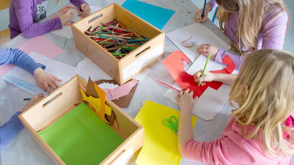 Basteln, lernen, spielen: Das gehört zum Ganztagsprogramm für Grundschüler. Foto: dpa/Uwe Anspach