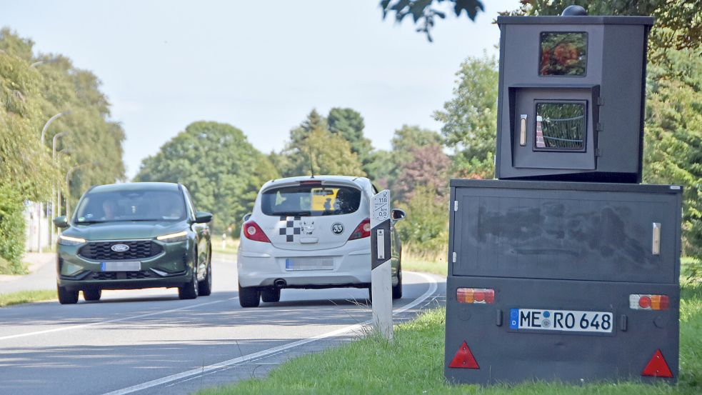 Im September stand der neue mobile Blitzer des Landkreises bei Upgant-Schott im Brookmerland.Foto: Thomas Dirks