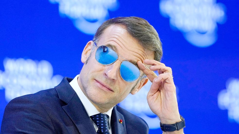 Mit diesem Foto von Macron wirbt der Hersteller inzwischen für die Luxusbrille (Archivbild). Foto: Markus Schreiber/AP/dpa