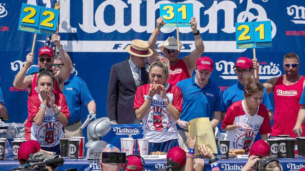 Nathan’s ist international für das Hotdog-Wettessen auf Coney Island bekannt. (Archivbild) Foto: Yuki Iwamura/AP/dpa