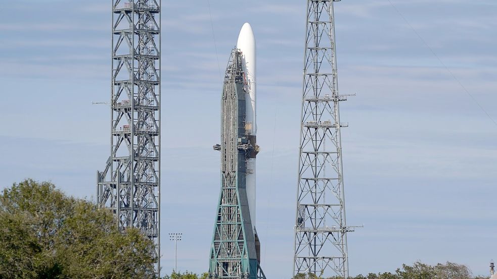Jeff Bezos tritt mit den Raketen von Blue Origin gegen Elon Musks SpaceX an. (Archivbild) Foto: John Raoux/AP/dpa