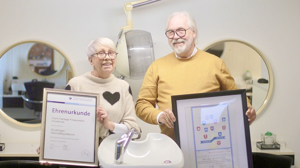 Frank Hartlage (rechts) und seine Frau Frouwa arbeiten seit 50 Jahren im Friseursalon im Widukindland in Osnabrück. Foto: Allen Xu