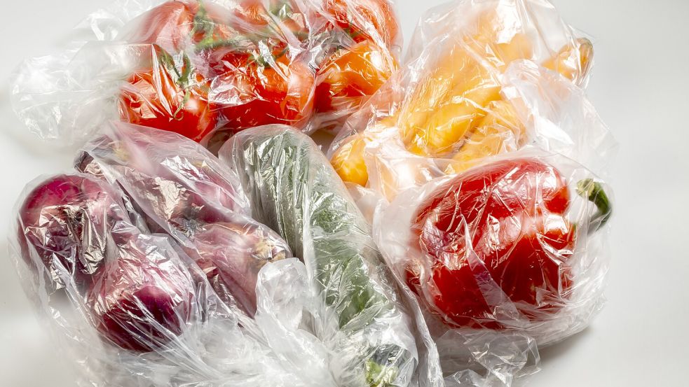 Lebensmittel Verpackungen Einweg Plastikbeutel Gemüse Paprika Tomaten Möhren Zwiebeln aus dem Foto: IMAGO/Jochen Tack