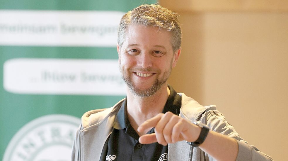 Mit seinem Lächeln und seinen Sprüchen sorgte er mehr als fünf Jahre lang bei den Handballern von Eintracht Ihlow für gute Laune. Als Öffentlichkeitsarbeiter beförderte er die „Crocos“ in die Welt der sozialen Medien. Foto: Wilfried Gronewold