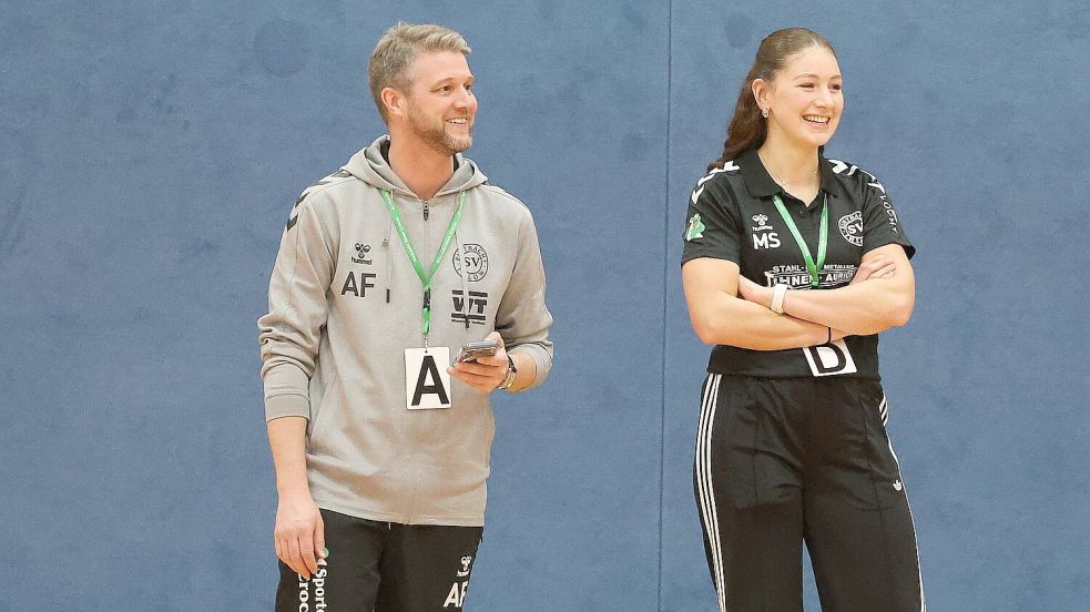 Als Betreuer verfolgte Alexander Flade mit Physiotherapeutin Maike Saathoff die Spiele von Eintracht Ihlow an der Seitenlinie. Foto: Wilfried Gronewold