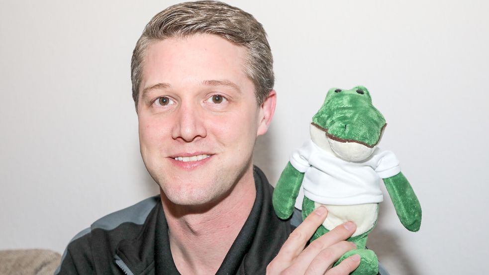 Alexander Flade holte ein kleines, grünes Plüsch-Krokodil namens Ihlowna als Maskottchen nach Ihlow. Foto: Romuald Banik