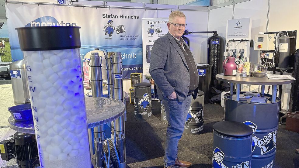 Jan Hamhuis präsentiert Anlagen zur Aufbereitung von Tränkwasser. Foto: Karin Böhmer