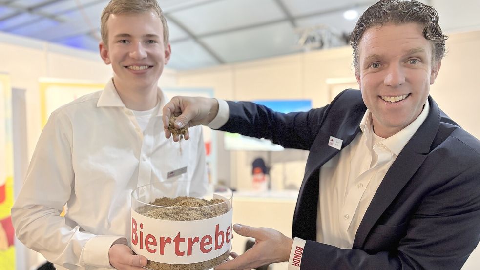 Doeke Hofstra (links) und Martin Mulder vermarkten Biertreber aus der Becks-Brauerei. Foto: Karin Böhmer
