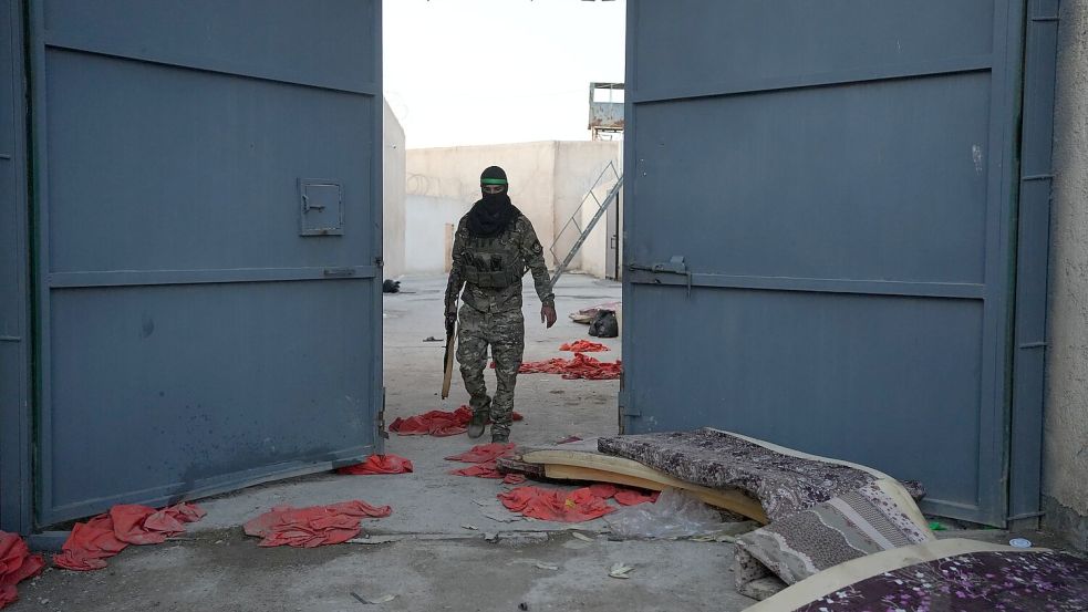 Leere Zellen und zurückgelassene Häftlingskleidung im al-Schaddadi-Gefängnis Anfang der Woche. Foto: Moawia Atrash/dpa