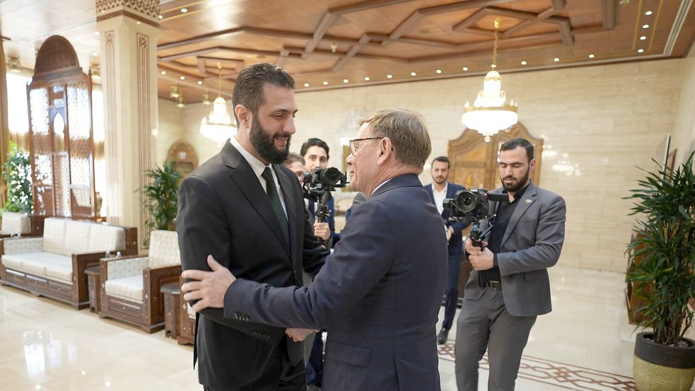 Syriens Interimspräsident Ahmed al-Scharaa hätte eigentlich diese Woche erstmals nach Deutschland kommen sollen. Er sagte den Besuch wegen der innenpolitischen Lage in seinem Land kurzfristig ab. (Archivbild) Foto: Marcus Brandt/dpa