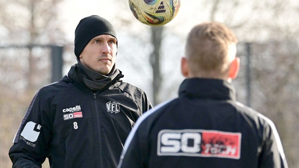 Der Ball ist sein Freund - aber wie lange wird er es noch bleiben? Robert Tesche vom VfL Osnabrück wird zum Saisonende 39 Jahre alt. Foto: Helmut Kemme