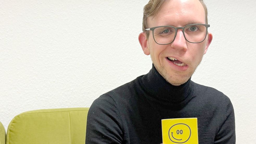 Mit einem Smiley mit schrägem Grinsen wirbt Friederich für seine Mutmacher-Aktion. Foto: Christian Schultz/dpa /dpa