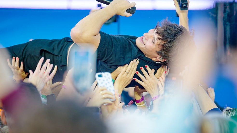 Die Fans von Wincent Weiss tragen ihn auch nach zehn Jahren noch auf Händen. (Archivbild) Foto: Uwe Anspach