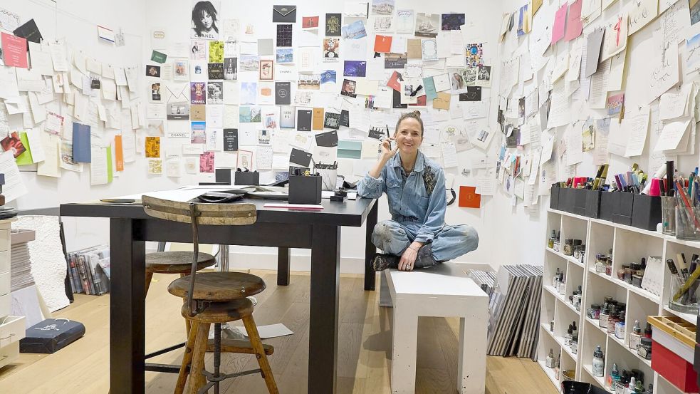 In ihrem Atelier in der Nähe des Hamburger Rathauses schreibt und malt die gebürtige Hannoveranerin. Foto: Georg Wendt