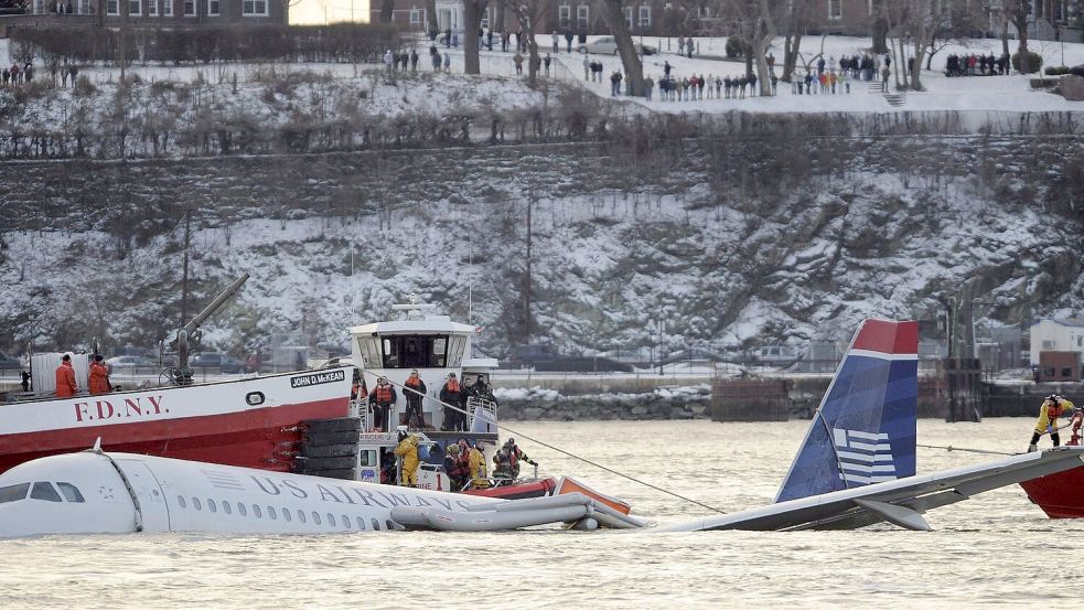 Wie durch ein Wunder überleben alle 155 Menschen an Bord die Notlandung im Hudson River. (Archivbild) Foto: epa Lane/dpa