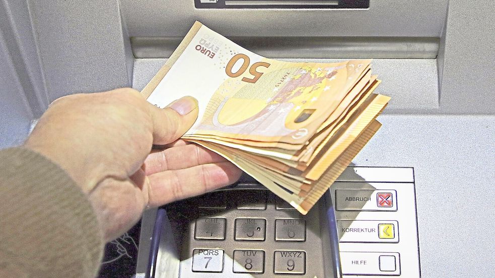 Mit der EC-Karte der Seniorin hoben die Betrüger Geld ab. Foto: Imago/Gottfried Czepluch