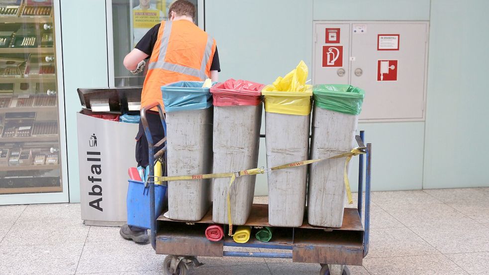 Wenn schon nicht pünktlicher, dann wenigstens sauberer: Die Bahn will ihre Gebäude schrubben. Foto: IMAGO / Frank Sorge