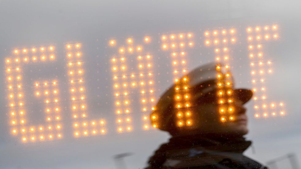 Extremes Glatteis: In mehreren Landkreisen im Westen Niedersachsens fällt die Schule aus, es kommt zu zahlreichen Unfällen. (Symbolbild) Foto: Marijan Murat