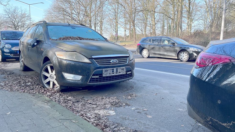 Der Ford verkommt seit Monaten. Ein Außenspiegel ist abgebrochen. Foto: Jörg Sanders