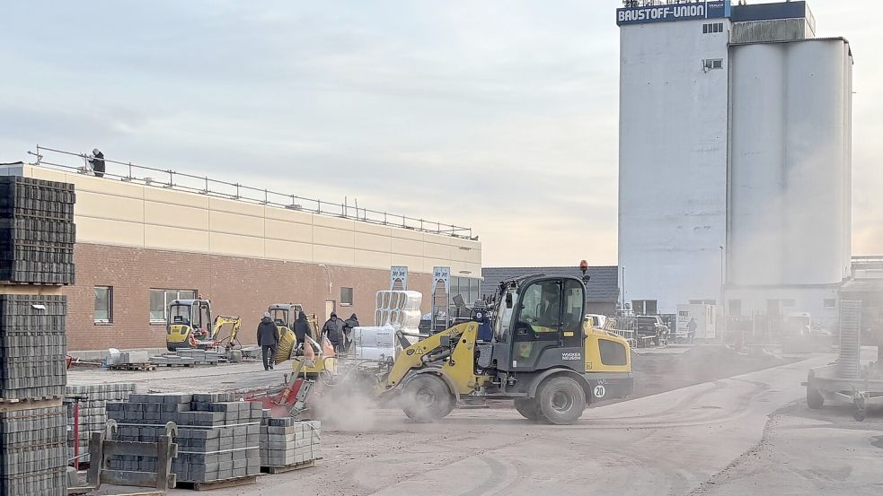 Auf dem Parkplatz des neuen Lidl-Marktes in der Raiffeisenstraße muss noch gepflastert werden. Foto: Lasse Paulsen