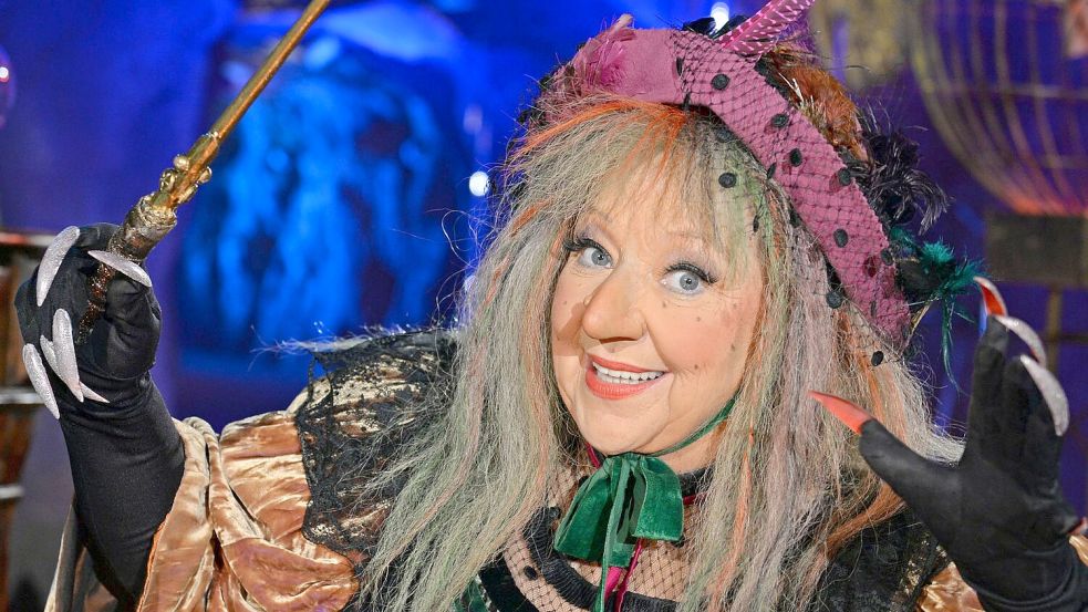 Angelika Mann in der Rolle als „Märchenrätselhexe“ während einer Fernsehproduktion. (Archivbild) Foto: Ralf Hirschberger