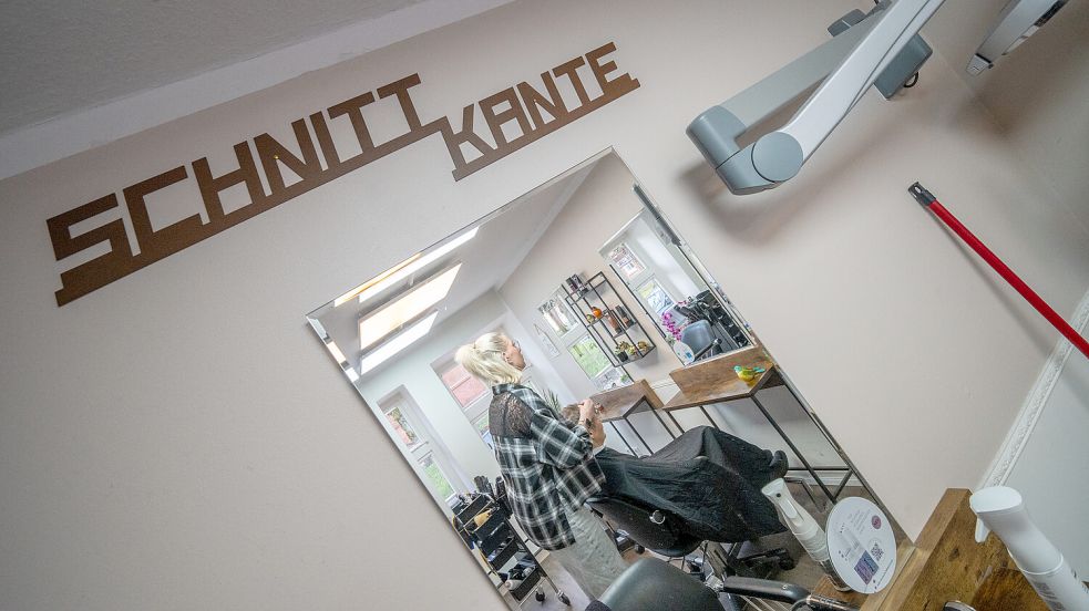 Meistens ist nur ein Kunde in Rotters Salon. In seltenen Fällen können es auch zwei sein. Foto: Klaus Ortgies