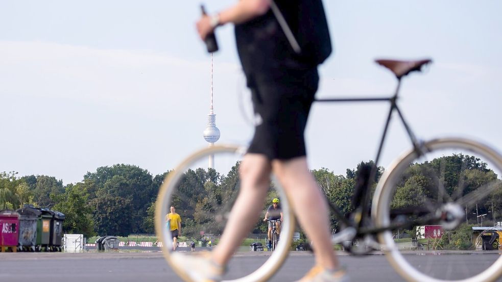 Auch auf dem Fahrrad ist Alkohol gefährlich. (Symbolbild) Foto: Christoph Soeder/dpa