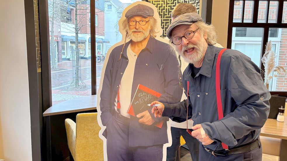 Die Werbung für den neuen Ostfriesen-Krimi läuft: Klaus-Peter Wolf und sein Doppelgänger aus Pappe. Foto: Rebecca Kresse
