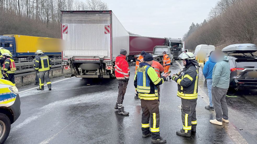 Glätte hat auf der A44 eine Unfallserie ausgelöst. Foto: Christian Müller/dpa
