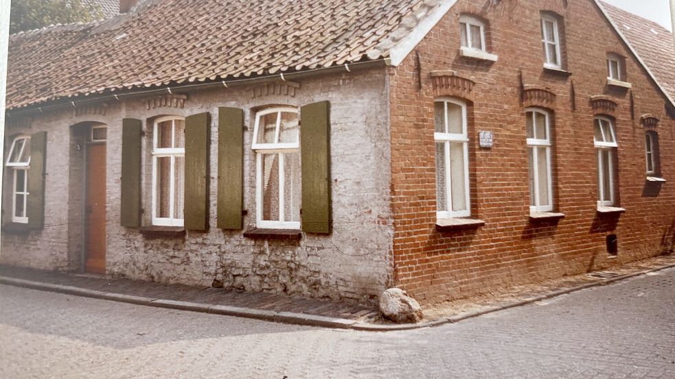 So sah das Landarbeiterhaus in Rysum aus, als Doris Riedel und ihr Mann es im Jahr 1986 kauften. Repro: Lotta Groenendaal