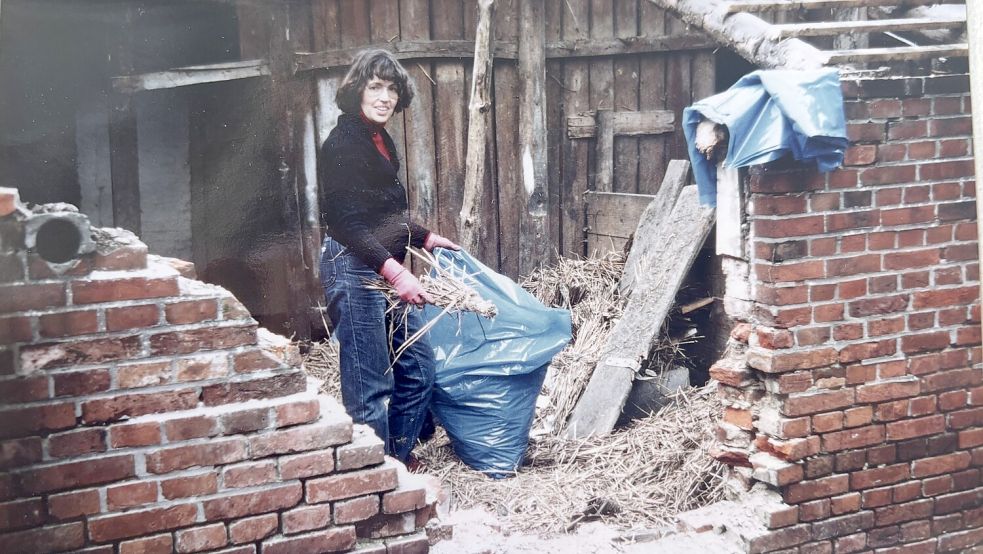 Doris Riedel in dem Häuschen in Rysum. Das Haus war damals nicht im besten Zustand, unter anderem war eine Wand eingestürzt. Repro: Lotta Groenendaal