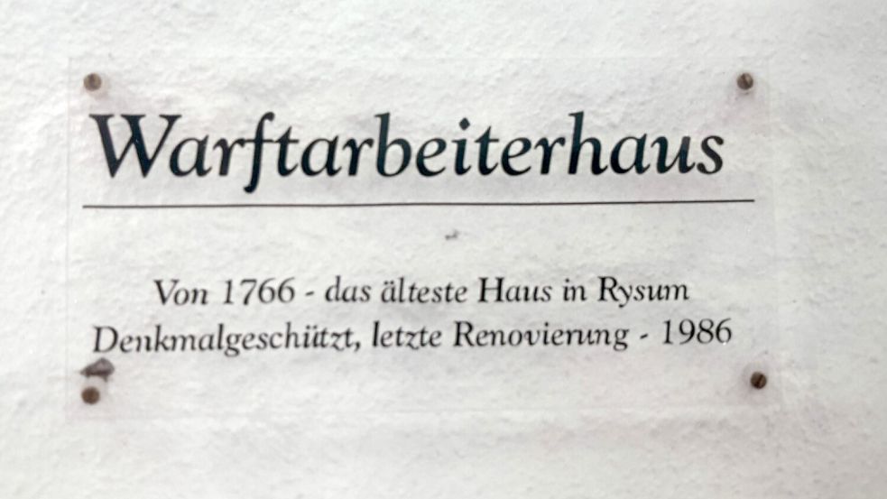 Die Riedels sorgten dafür, dass das Haus diese Plakette bekam. Lange war gar nicht klar, wie alt das Gebäude überhaupt ist. Repro: Lotta Groenendaal