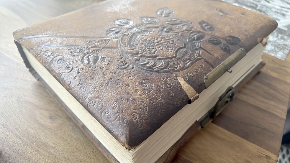 In diesem alten Album, das ihr Mann einst in einem Antiquariat erstand, hat Doris Riedel viele Erinnerungen an das Haus in Rysum gesammelt. Foto: Lotta Groenendaal