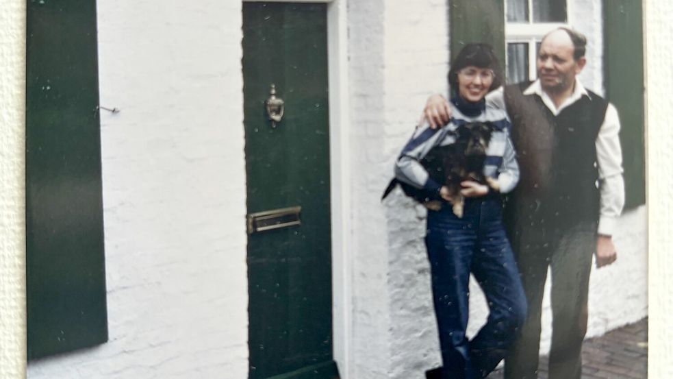 Doris und Klaus Riedel vor ihrem Haus in Rysum. Repro: Lotta Groenendaal