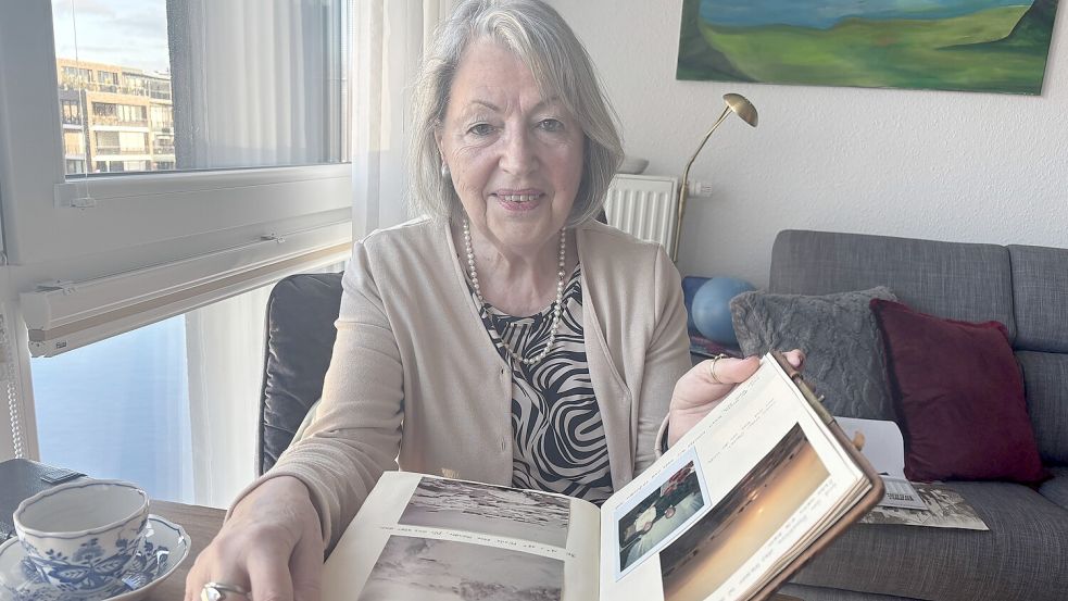 Zehn Jahre lang lebte Doris Riedel mit ihrem Mann in einem historischen Landarbeiterhaus in Rysum. Der jetzige Zustand des Hauses macht sie traurig. Foto: Lotta Groenendaal
